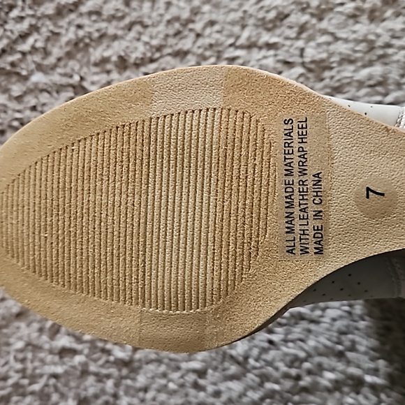 *NEW* DV by Dolce Vita Gerdy Wedge Bootie - Picture 7 of 13